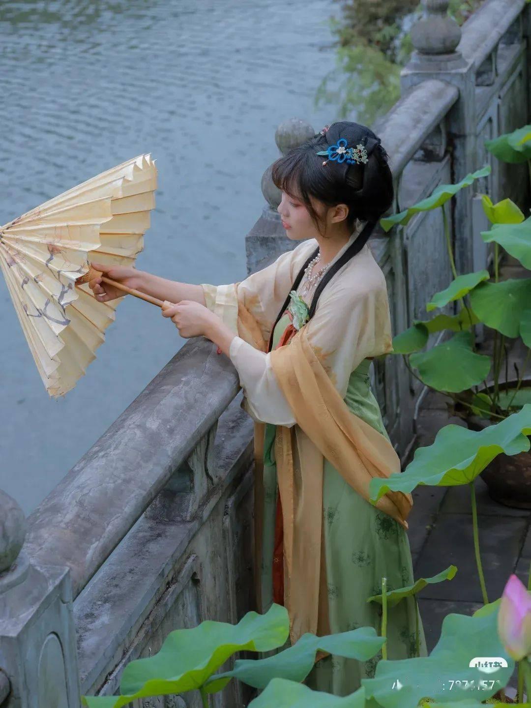 夏季纽扣裙