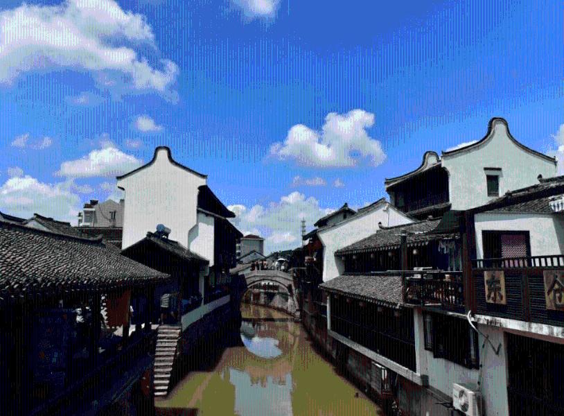 如图所示，A、B 分别是甲、乙两小球从同一地点沿同一直线运动的v-t图象，根据图象可以判断出（   ）  A．游戏画面